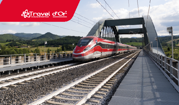 Train Frecciarossa de Trenitalia traversant un pont avec le message “Votez pour Trenitalia avant le 7 mars 2024”.