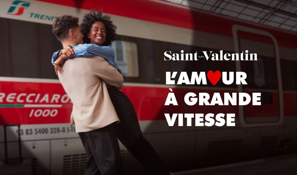 Couple s’enlaçant devant un train Frecciarossa pour une campagne de Saint-Valentin Trenitalia.