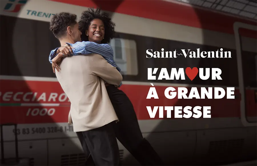 Couple s’enlaçant devant un train Frecciarossa pour une campagne de Saint-Valentin Trenitalia.