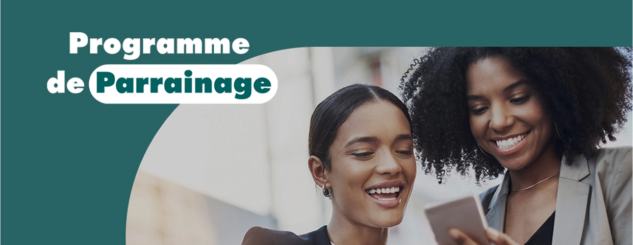 Deux femmes souriantes en tenue professionnelle regardent un téléphone, sous un bandeau avec le texte “Programme de Parrainage”.