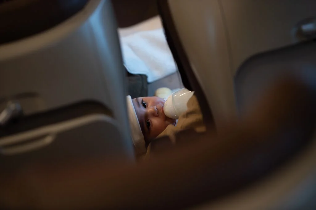 Bébé nourri au biberon pendant un voyage à bord d’un train Trenitalia