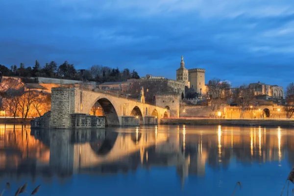 Vue sur le Pont Saint-Bénezet, le pont d'Avignon