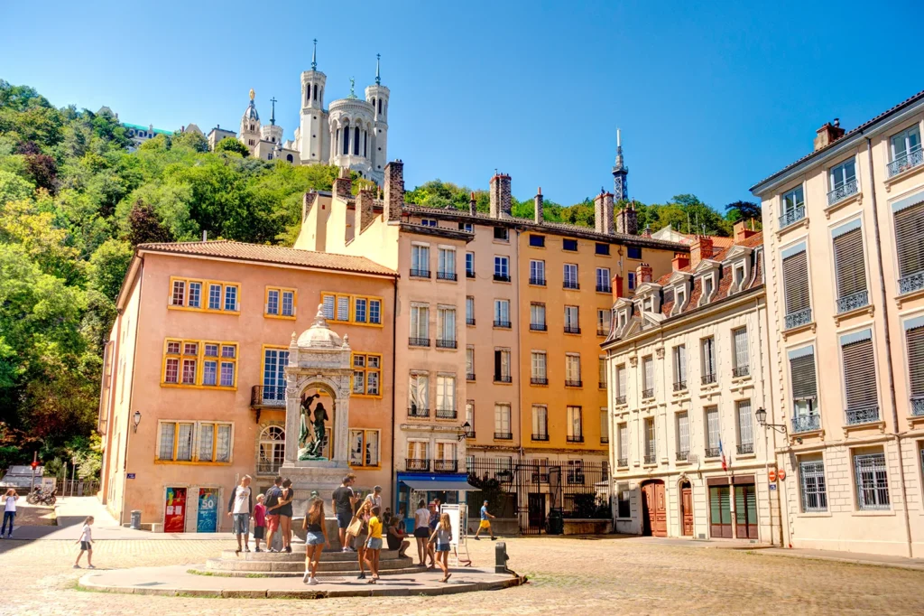 Place du Vieux Lyon avec vue sur la basilique de Fourvière.