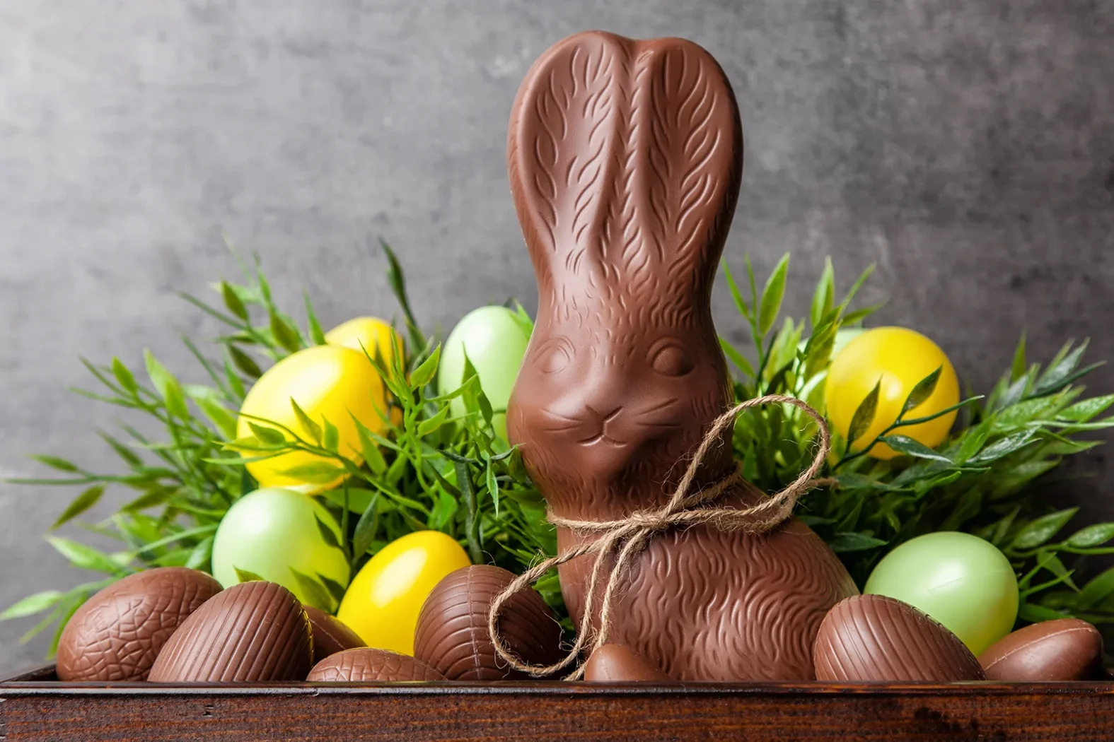 Lapin de Pâques en chocolat avec œufs colorés.