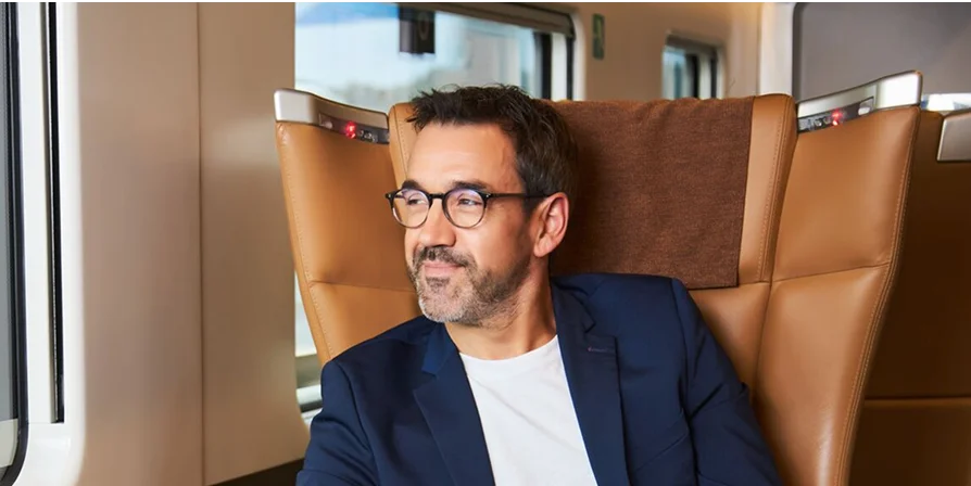 Voyageur en première classe Trenitalia profitant du confort à bord