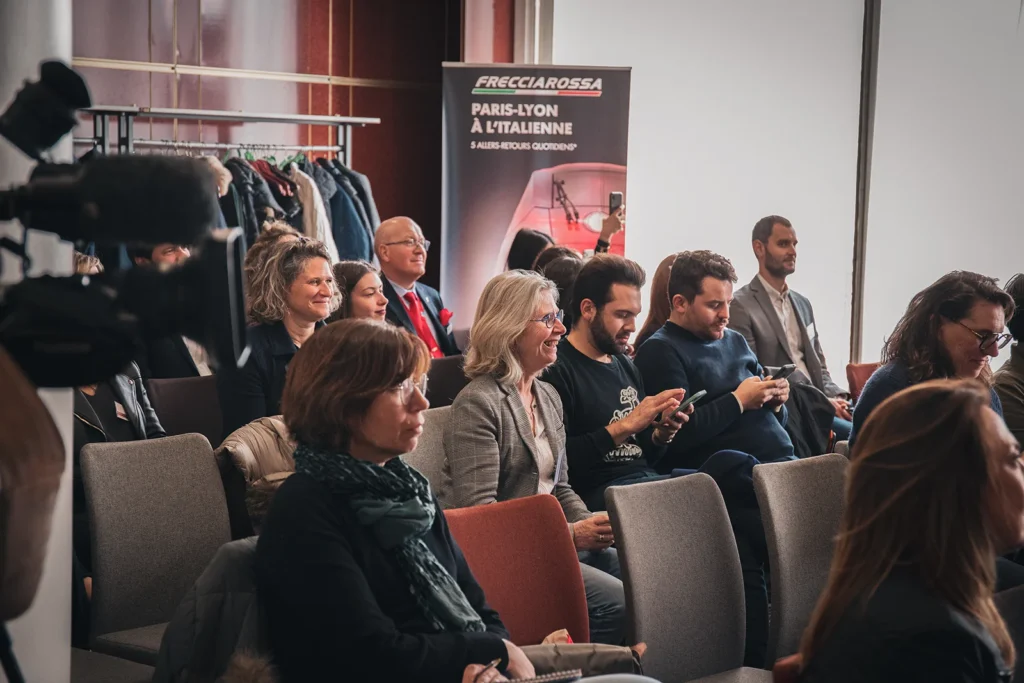 Conférence Trenitalia, avec un public attentif dans une salle.