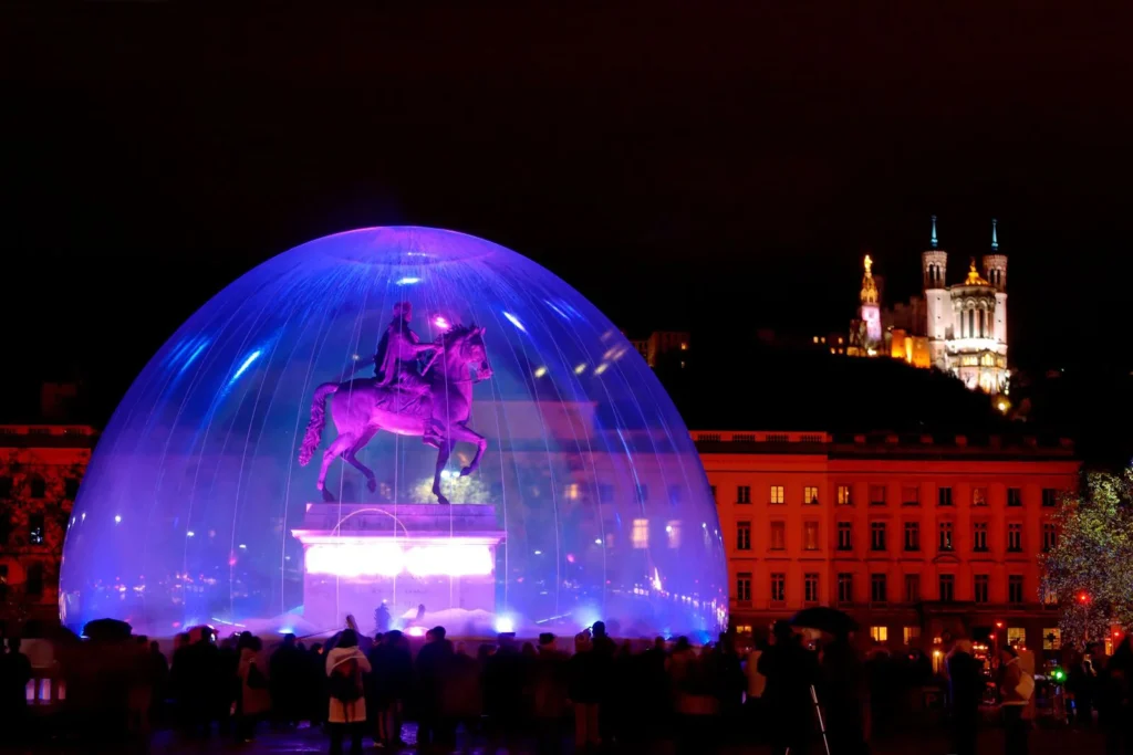 Fête des Lumières à Lyon, statue de la place Bellecour illuminée.
