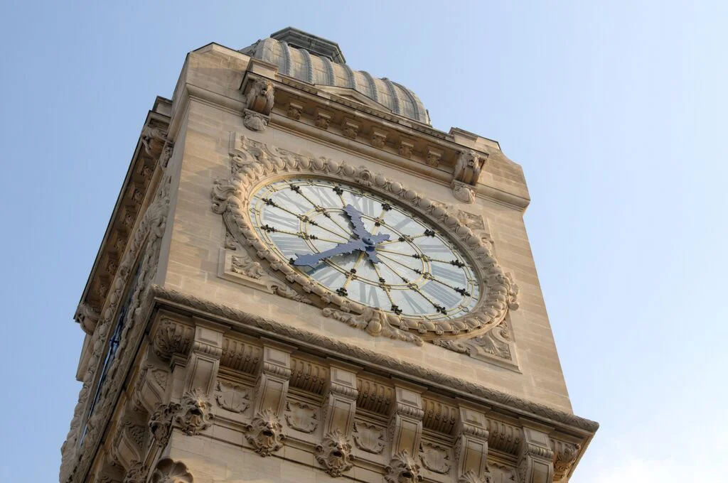 Tour horloge en pierre à Paris