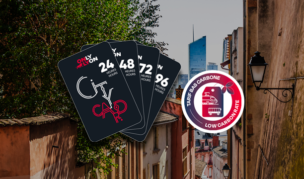 Cartes touristiques Lyon City Card 24h, 48h, 72h et 96h superposées sur une ruelle du Vieux Lyon, avec un badge ‘tarif bas carbone’.