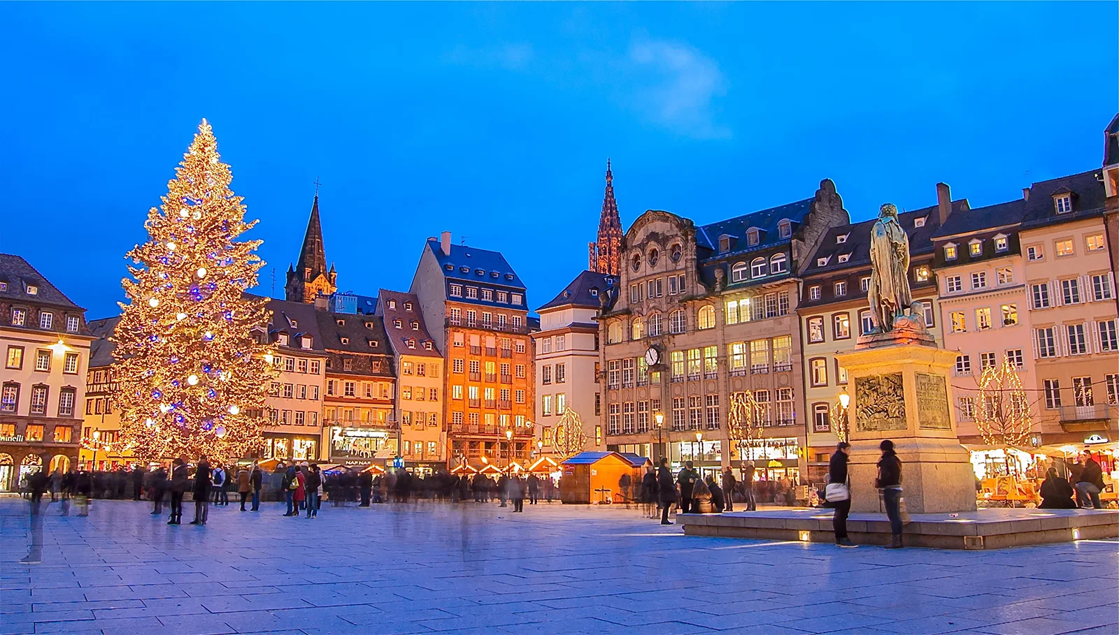 Marché de Noël à Strasbourg avec grand sapin illuminé sur la place.