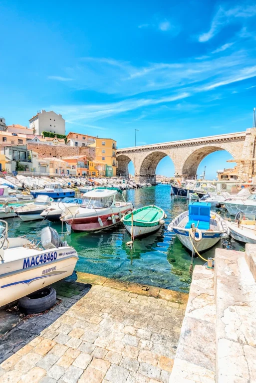 Vieux-Port du Vallon des Auffes à Marseille avec ses barques colorées et son pont en pierre.