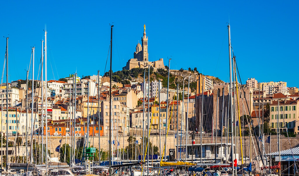 Vieux-Port de Marseille avec vue sur la basilique Notre-Dame de la Garde.