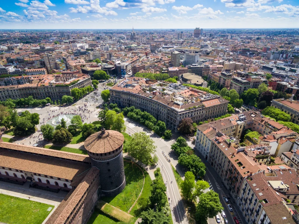 Vue aérienne du château des Sforza et du centre-ville de Milan avec ses bâtiments historiques, ses rues animées et ses espaces verts