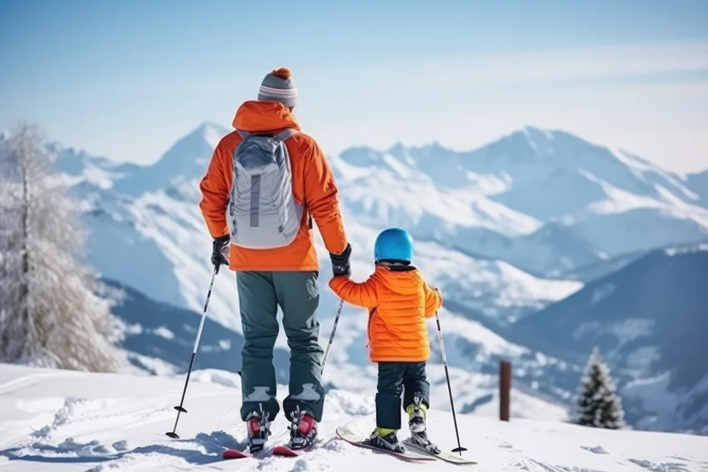 Parent et enfant en ski dans les Alpes enneigées.