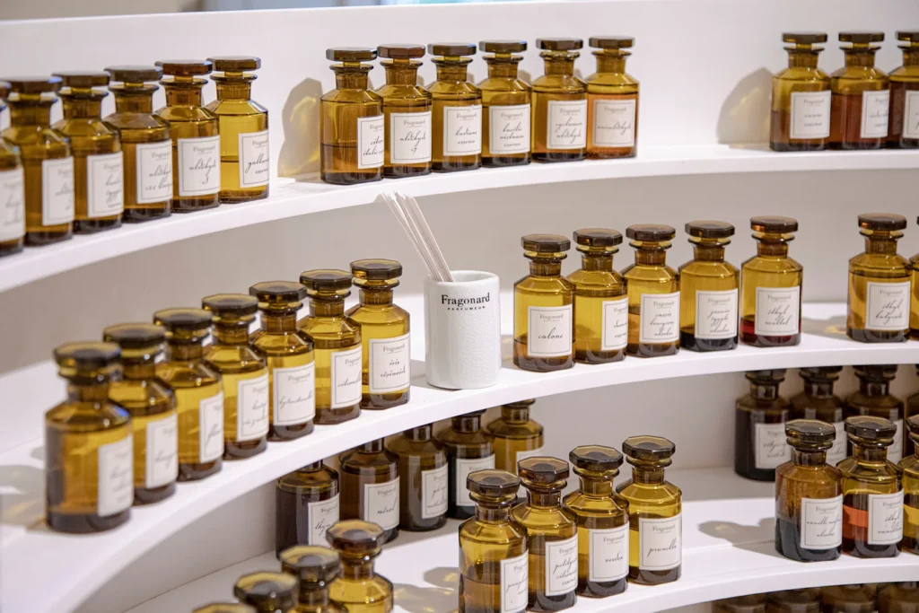 Flacons de parfums Fragonard exposés dans un musée insolite à Paris.