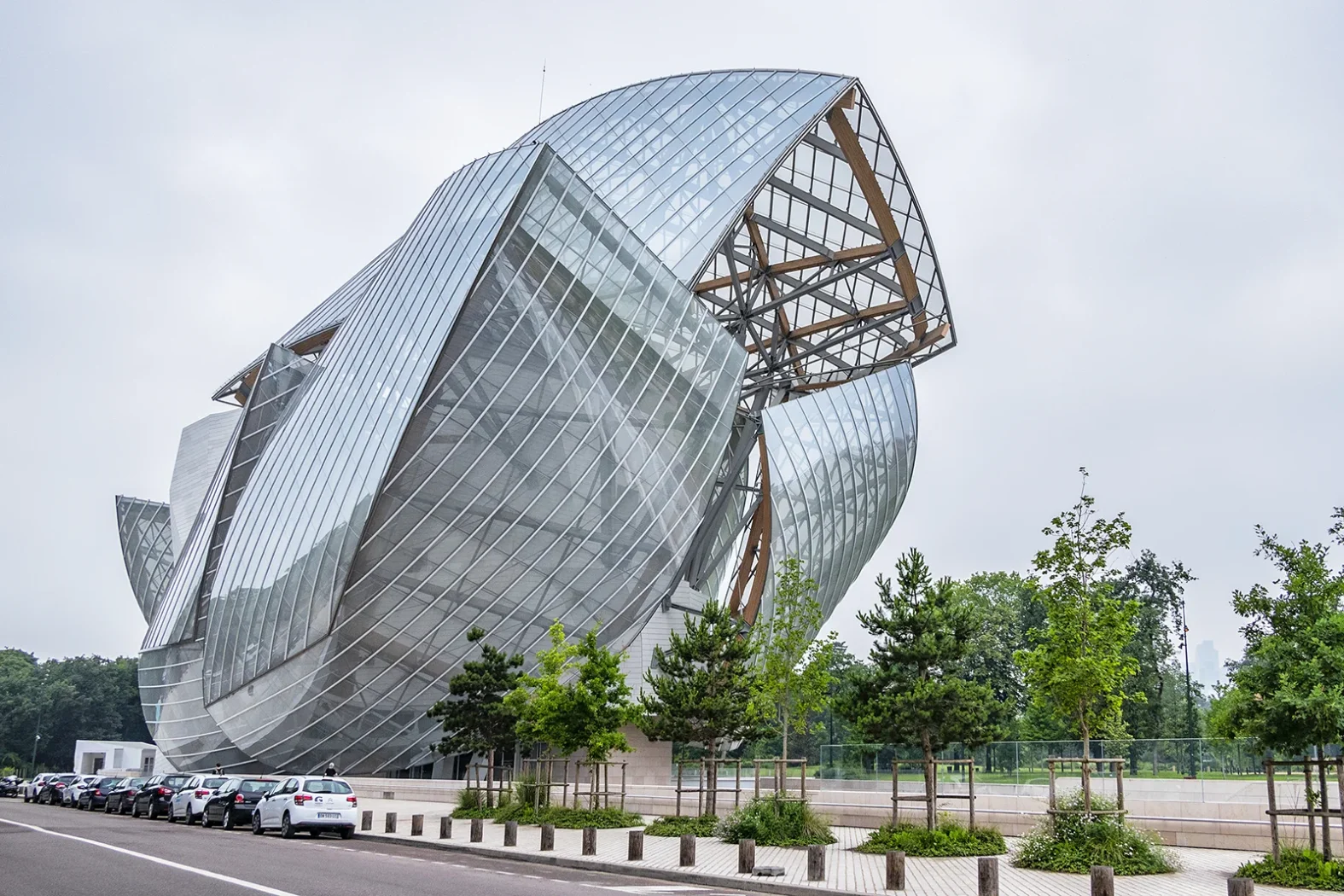 Fondation Louis Vuitton à Paris, bâtiment moderne en verre conçu par Frank Gehry.