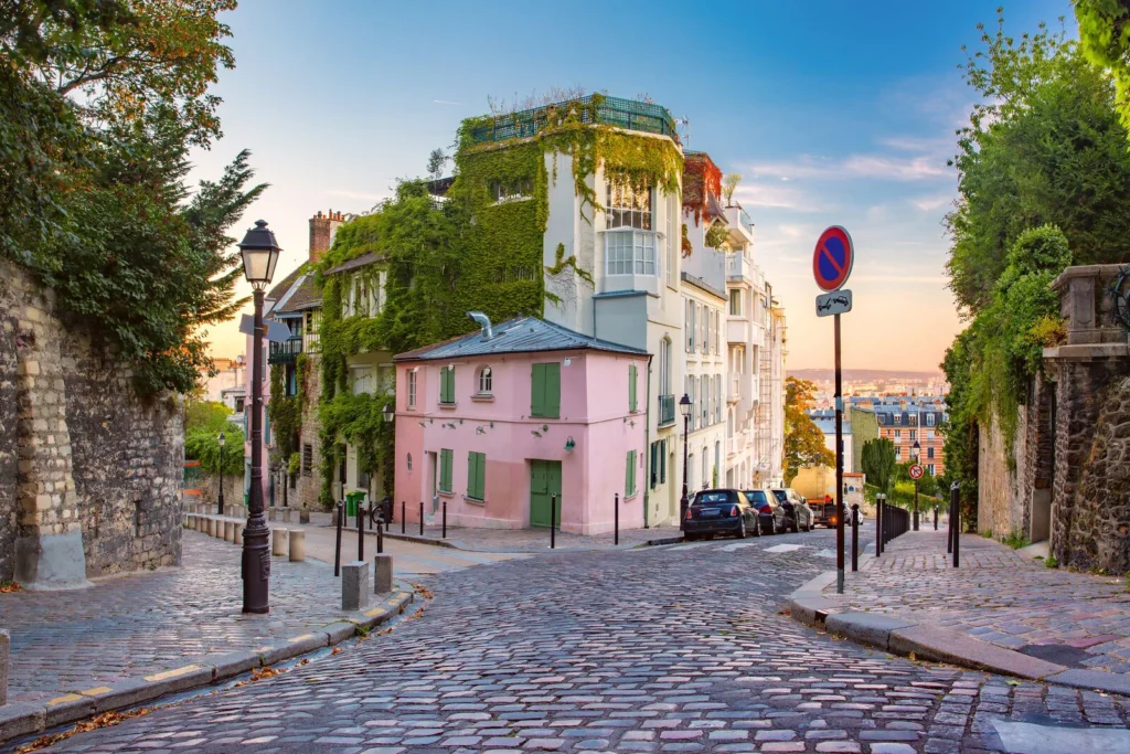 Rue pavée de Montmartre à Paris au coucher du soleil.