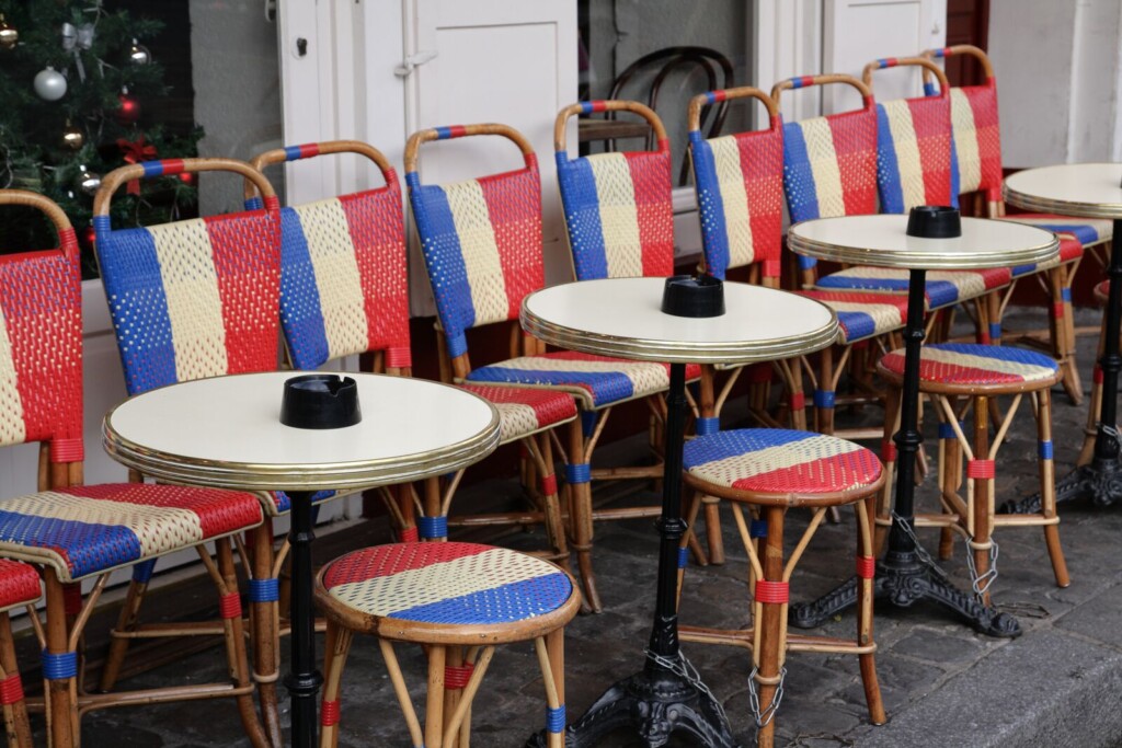 Terrasses de café à Montmartre avec chaises en rotin colorées.