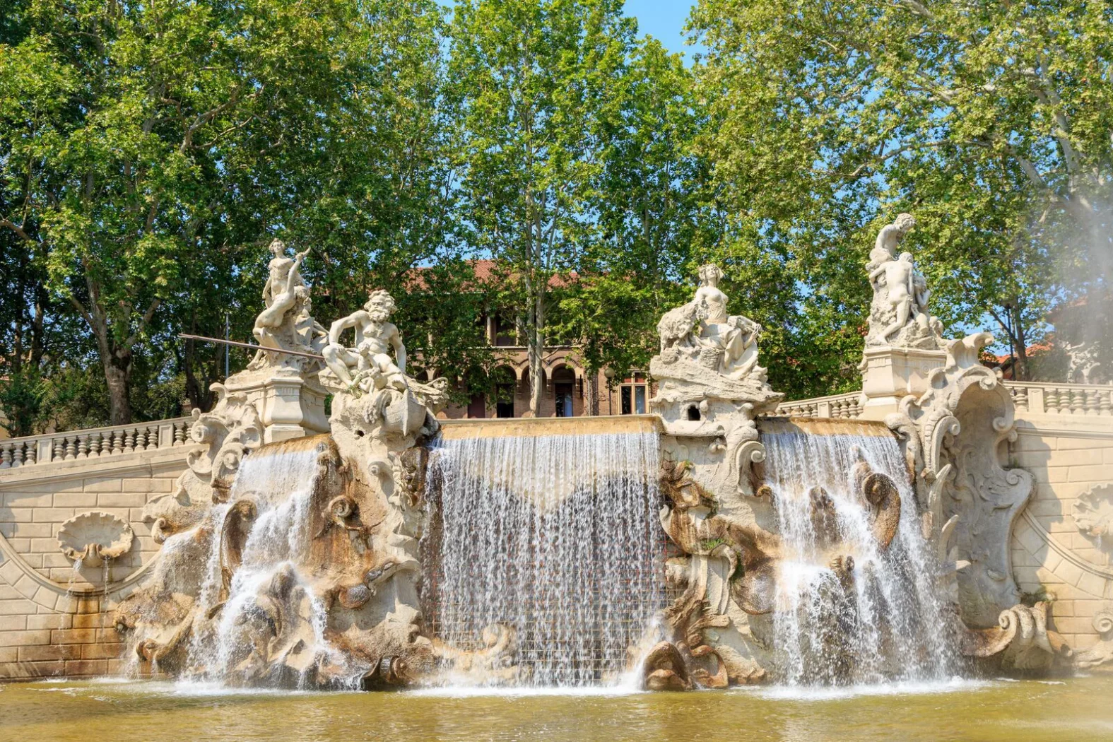 Fontaine monumentale ornée de statues baroques représentant les mois de l’année, dans le parc du Valentino à Turin.