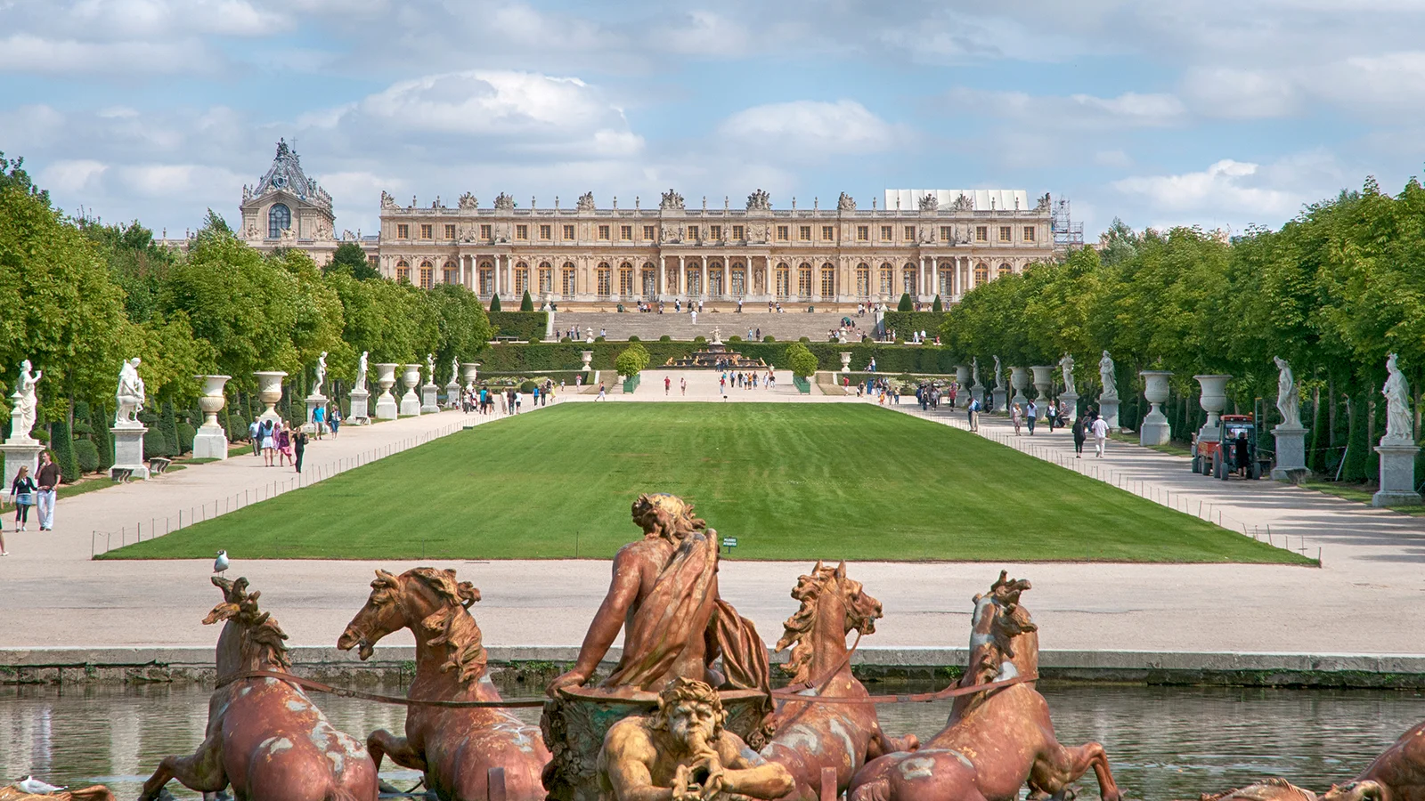 Vue sur les jardins du Château de Versailles avec le bassin d’Apollon au premier plan.