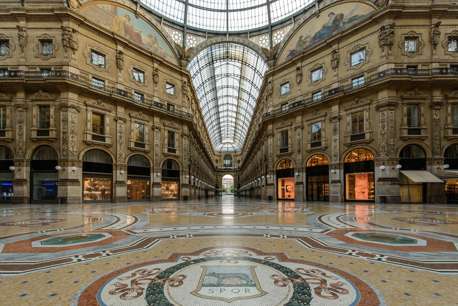 Galerie Vittorio Emanuele II avec mosaïques et verrière monumentale à Milan.