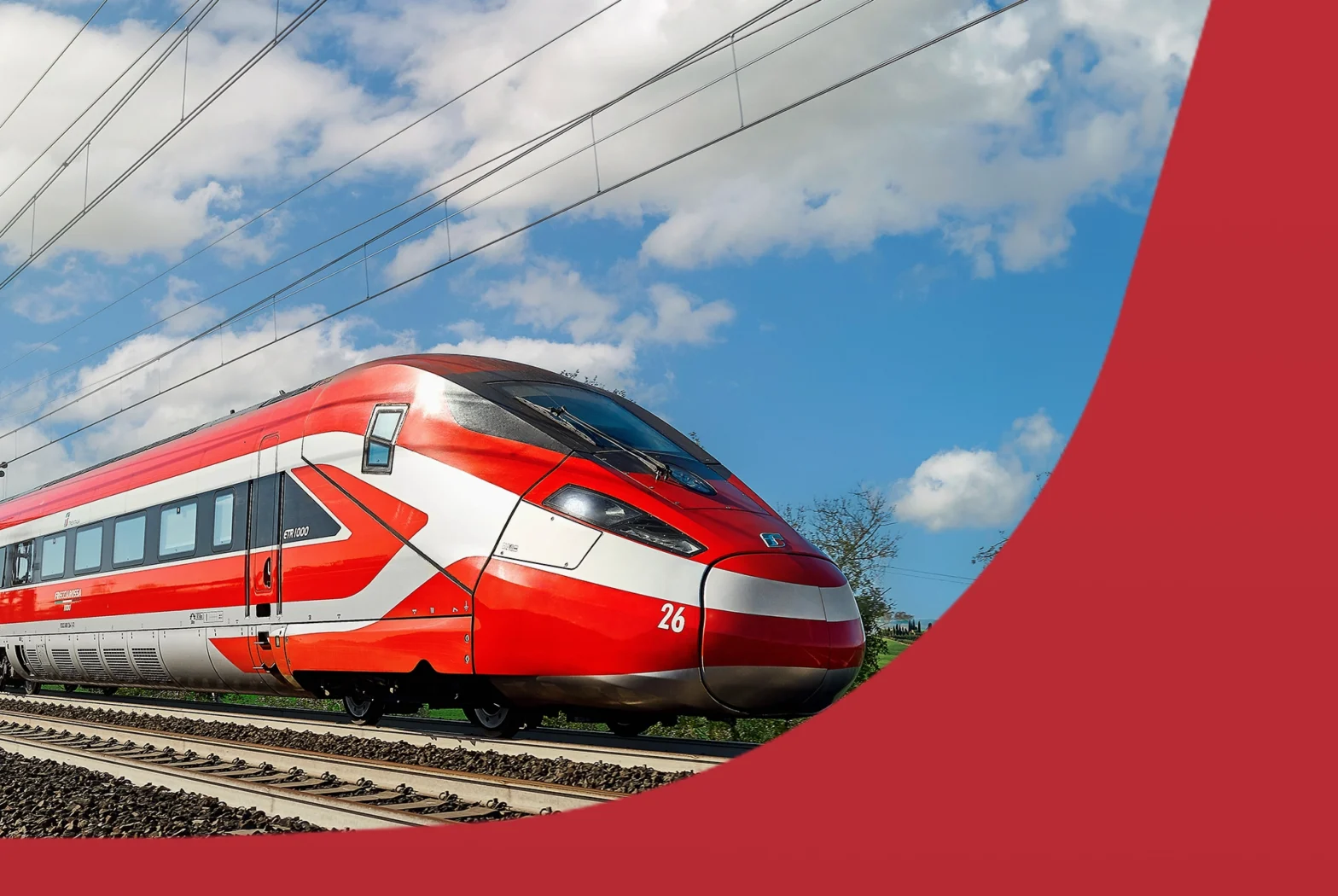 Train Frecciarossa roulant sous un ciel bleu.