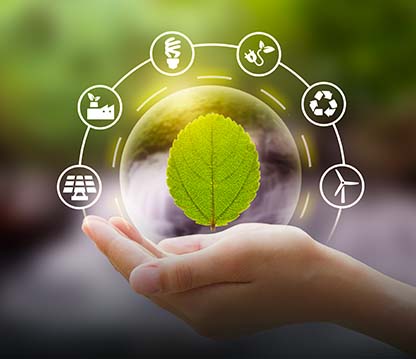 Main tenant une feuille verte entourée d’icônes représentant l’énergie renouvelable, le recyclage et la durabilité environnementale.