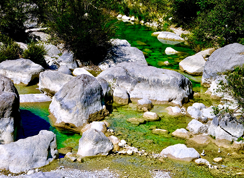 Paysage des gorges de la Drôme avec rochers et rivière turquoise.
