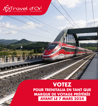 Train Frecciarossa de Trenitalia traversant un pont avec le message “Votez pour Trenitalia avant le 7 mars 2024”.