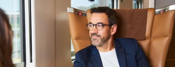 Voyageur en première classe Trenitalia profitant du confort à bord