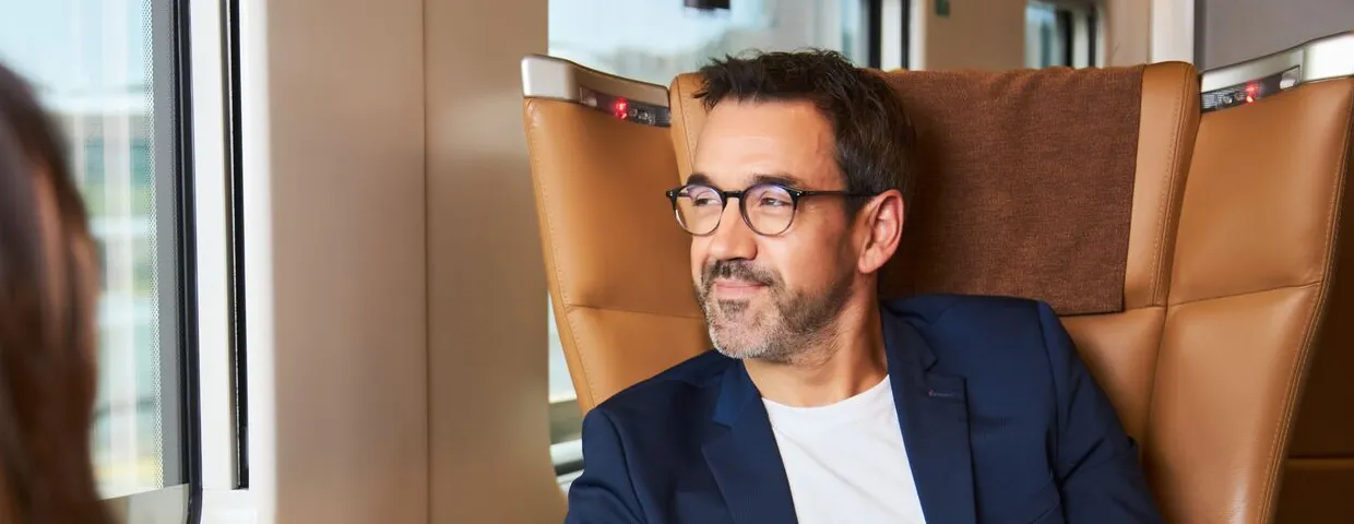 Voyageur en première classe Trenitalia profitant du confort à bord