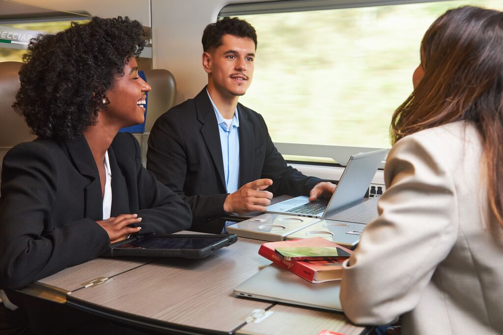 Voyageurs en première classe Trenitalia travaillant à bord