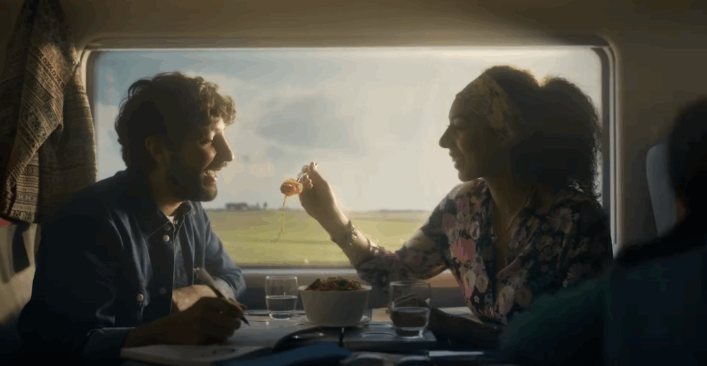 Couple partageant un repas à bord d’un train Trenitalia.