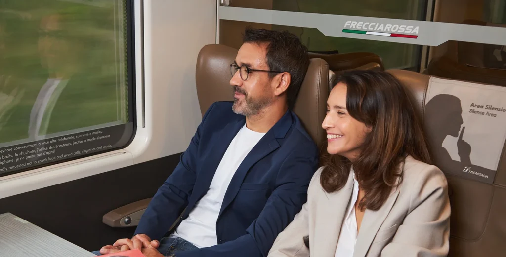 Couple voyageant confortablement en train Frecciarossa.