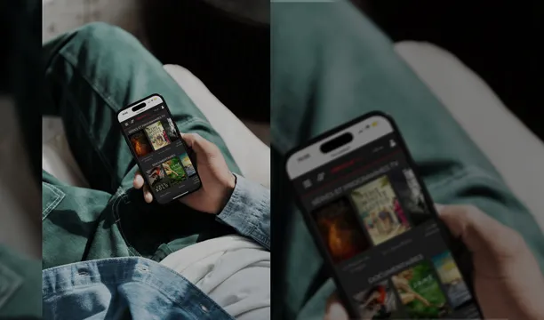 Passager consultant l’application FrecciaPlay sur son smartphone pendant un voyage en train Trenitalia