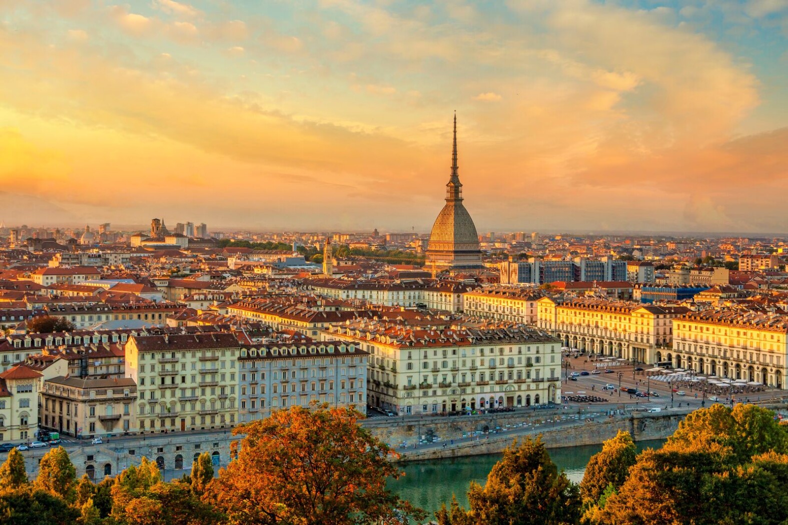 Vue panoramique de Turin au coucher du soleil avec la Mole Antonelliana.