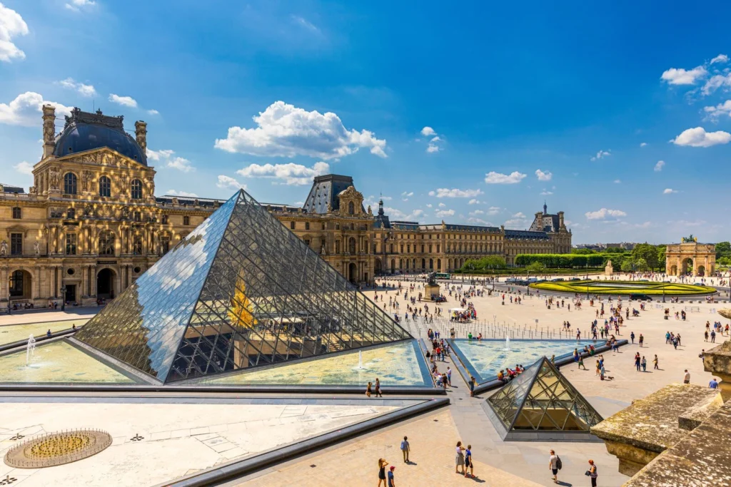 Pyramide du Louvre à Paris par une journée ensoleillée.