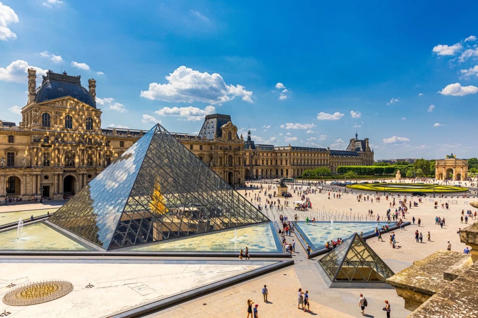 Pyramide du Louvre à Paris par une journée ensoleillée.