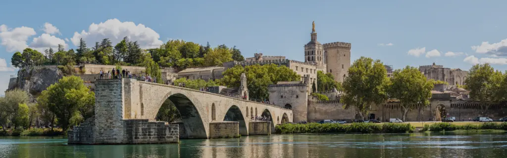 Pont Saint-Bénézet et palais des Papes à Avignon