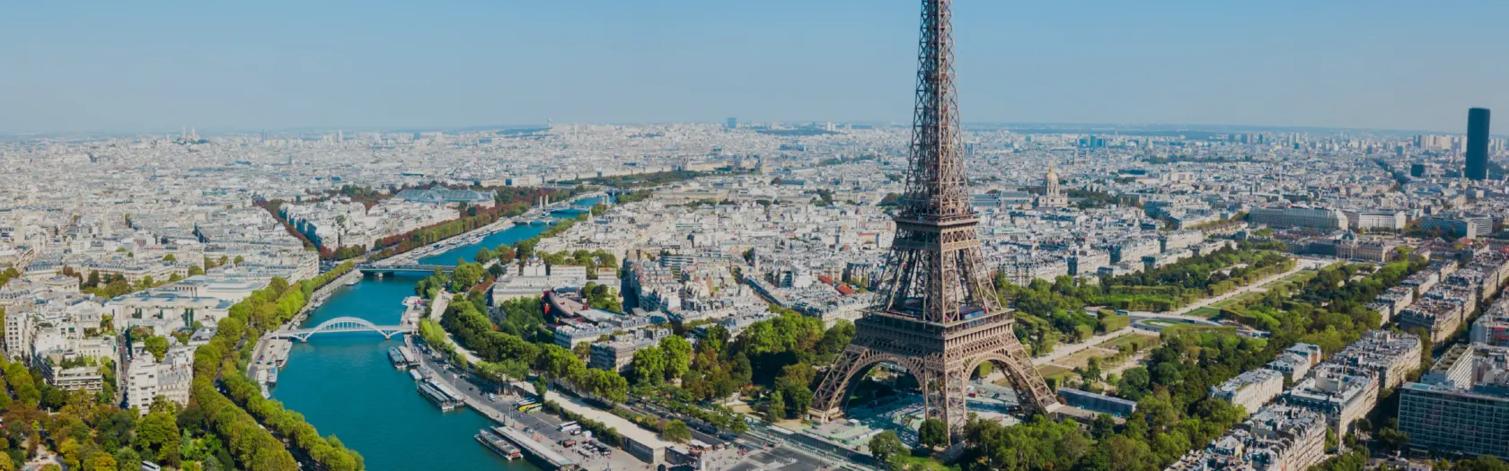Vue panoramique de Paris et de la Tour Eiffel.